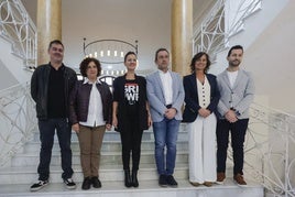 Francisco de Asís, Beatriz González, Sira Rego, Ovidio Zapico, Montserrat López y Aitor Martínez, en la Escuela de Comercio.