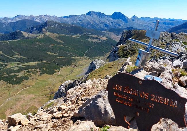 Cumbre de Los Bigaros, pico más alto de la sierra de los Bigaros, a 2038 metros y con estupendas vistas hacia Las Ubiñas
