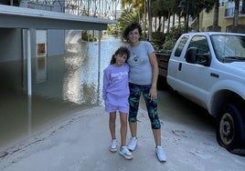Hari y su hija Ashley en una zona repleta de arena.