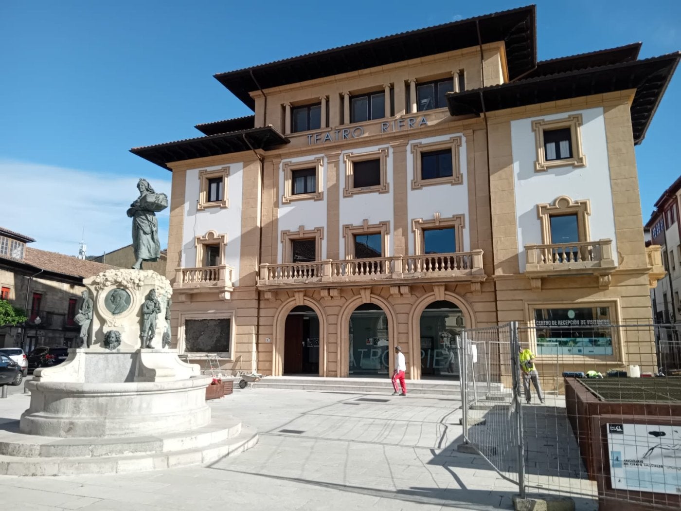 'La manzanera', a la izquierda, ante el Teatro Riera. A la derecha, las obras para retirar el ascensor, estropeado desde hace 17 años.