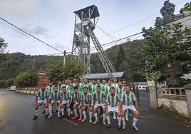 La plantilla de fútbol que jugará mañana, a la puerta de las instalaciones del Pozo San Luis.