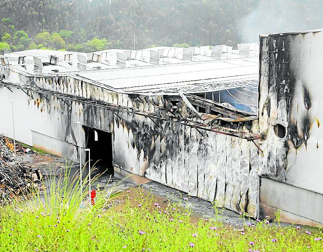 Planta de basura bruta. La obra de reconstrucción y mejora que están a punto de empezar cuesta 14,7 millones que paga Cogersa. Intentará que Tragsa financie parte . j. c. r.