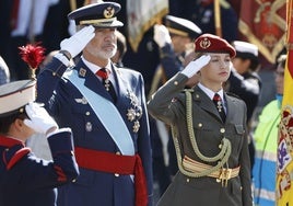 La princesa de Asturias, Leonor y el rey Felipe VI, durante el izado de la bandera en el desfile del Día de la Fiesta Nacional del pasado año.