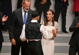 La reina Letizia saluda afectuosa a Rodrigo Cuevas en el acto de entrega de los Premios Nacionales de Cultura