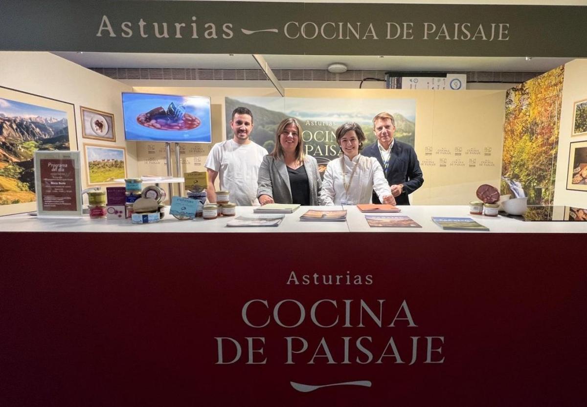 Xune Andrade, Gimena Llamedo, María Busta y José Luis Á. Almeida, en el estand de Asturias instalado en Gastronomika.