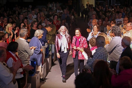 María Pagés y Carmen Linares fueron aplaudidas a su llegada a la Fábrica de Armas.