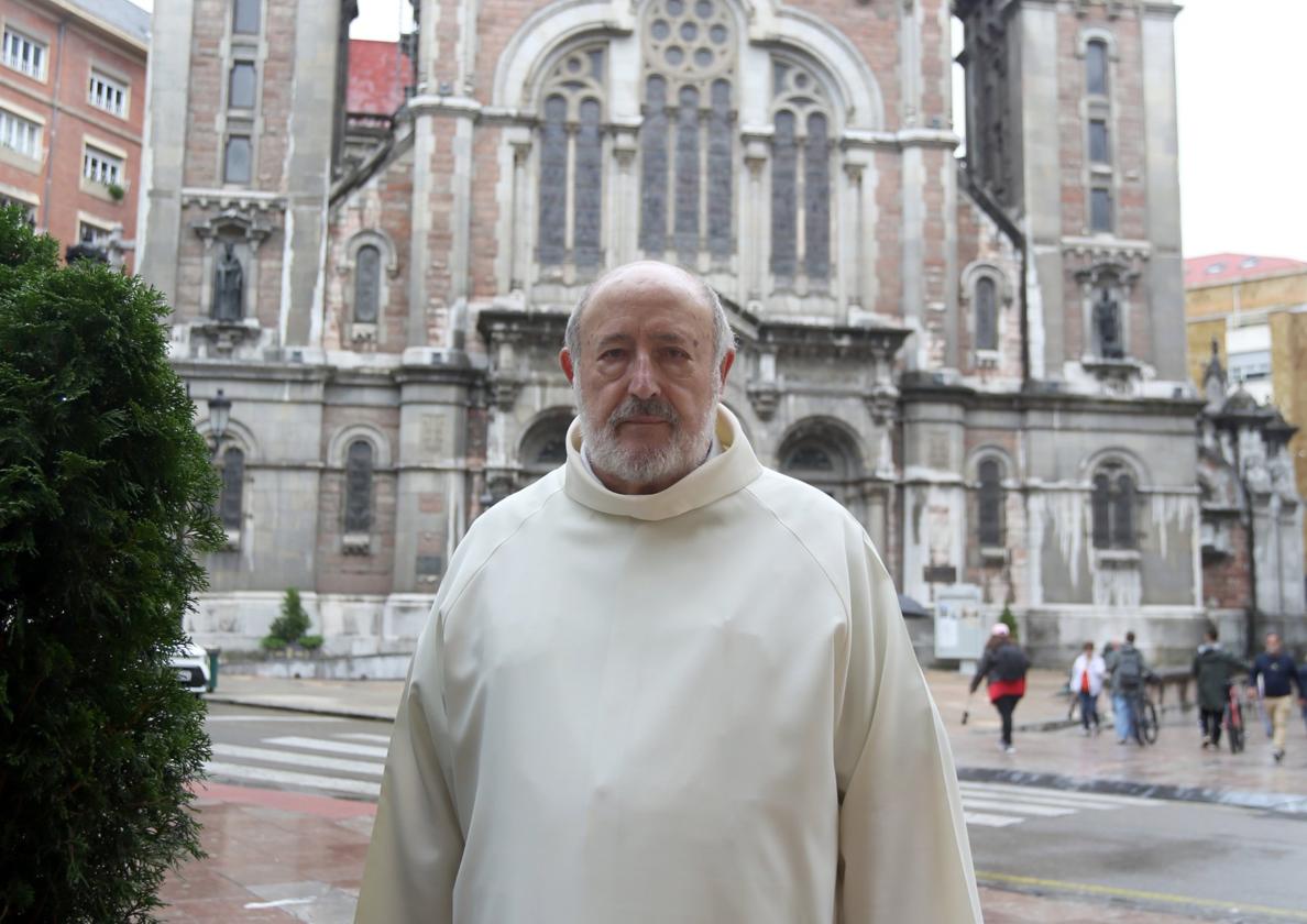 Javier Suárez, delante de la Basílica menor de San Juan el Real.