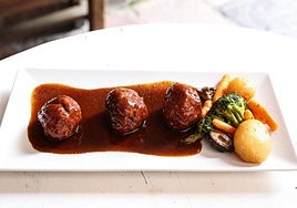 Plato de albóndigas de vacuno asturiano.