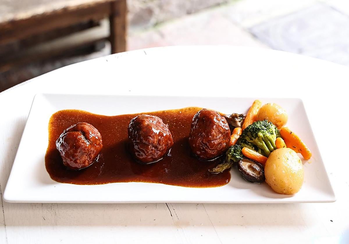 Plato de albóndigas de vacuno asturiano.