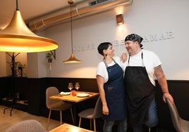 Beatriz Arribas Tegido y Luis González Martínez, en su restaurante.