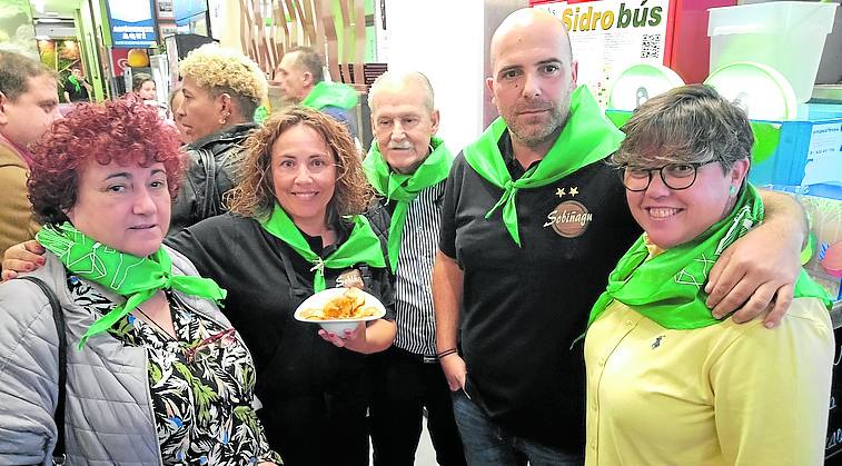 Tere Rojo, Laura Alonso, Justo Roces, Rubén Barrero y Loreto García, en la sidrería El Sobiñagu, donde se escanció el 'primer culín'.