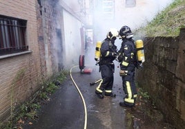 El fuego afectó al interior del bajo en el que había residuos y colchones,