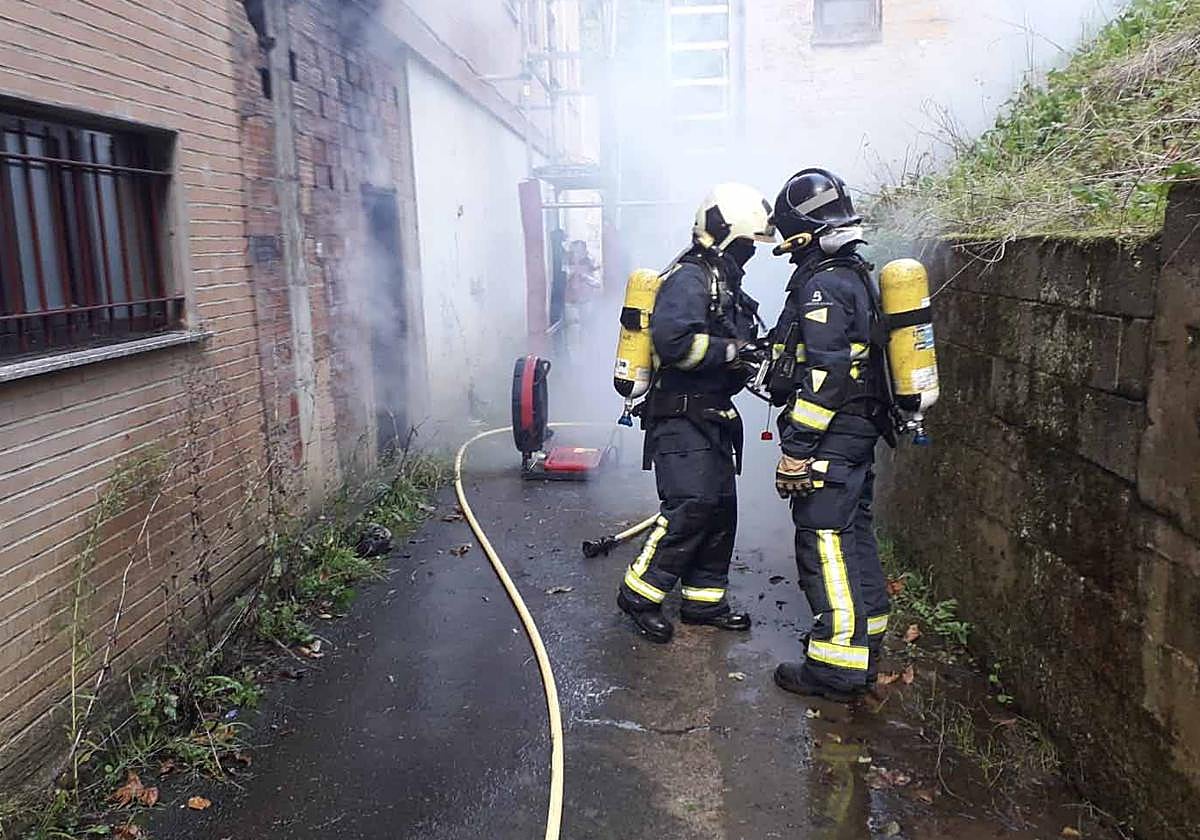 El fuego afectó al interior del bajo en el que había residuos y colchones,