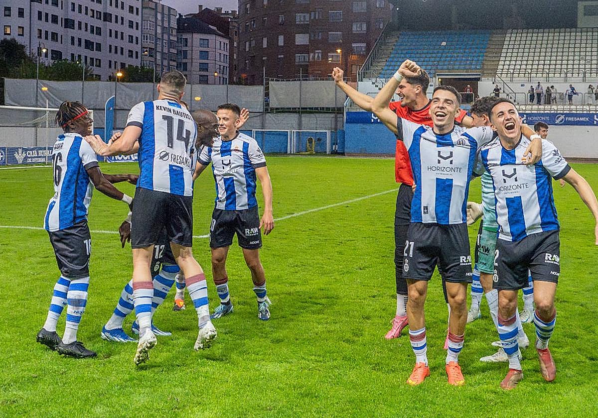 Parte del equipo celebrando la victoria ante el Ávila en el Suárez Puerta.