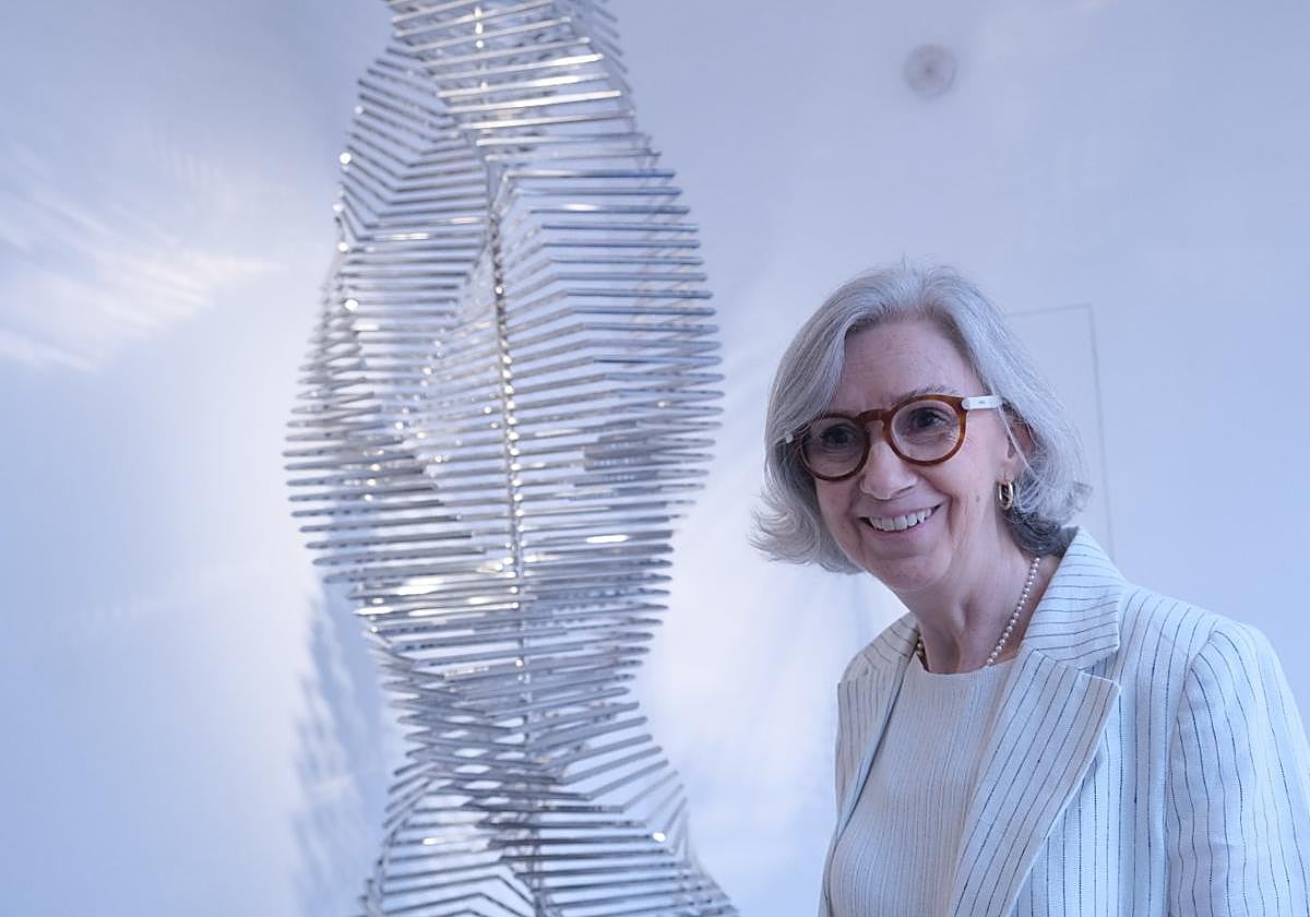 María Dolores Jiménez-Blanco, con una obra de Sempere.