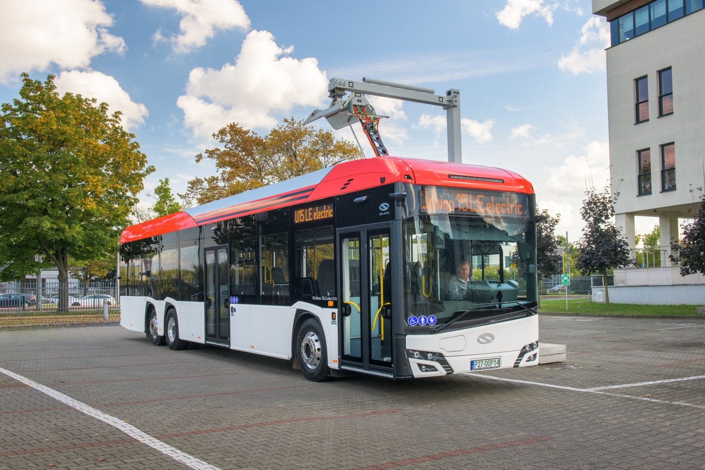 Los nuevos autobuses estarán adaptados con enchufe para el uso de pantógrafo invertido para la carga de sus baterías, como se puede ver en la imagen.