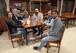 Los populares Pablo González, Ángela Pumariega y Andrés Ruiz, en una reunión mantenida este domingo, víspera de la reunión del Consejo Social, con José Luis Nicieza (Veriña) y Miguel Llanos (Les Caseríes).