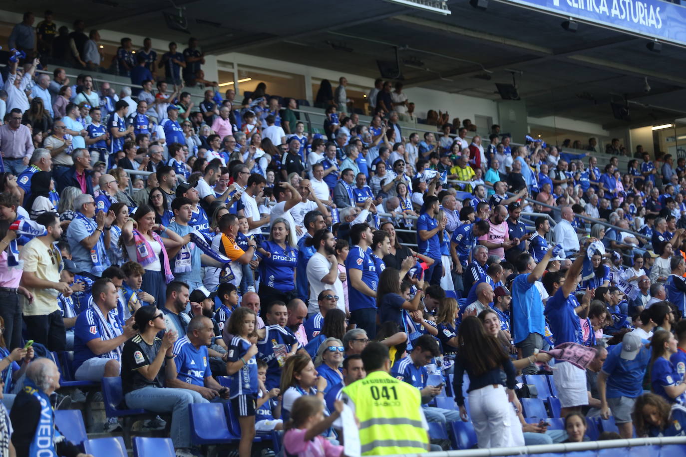 ¿Estuviste en las gradas del Tartiere animando al Oviedo? ¡Búscate en las fotos!
