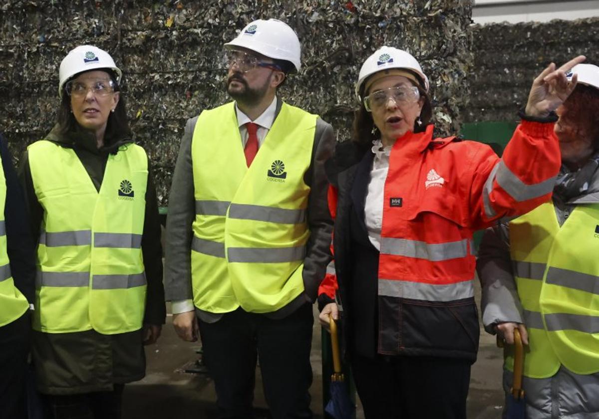 La consejera de Transición Ecológica, Nieves Roqueñí, el presidente del Principado, Adrián Barbón, y la gerente de Cogersa, Paz Orviz, durante la inauguración de la planta de basura bruta, el 18 de enero.