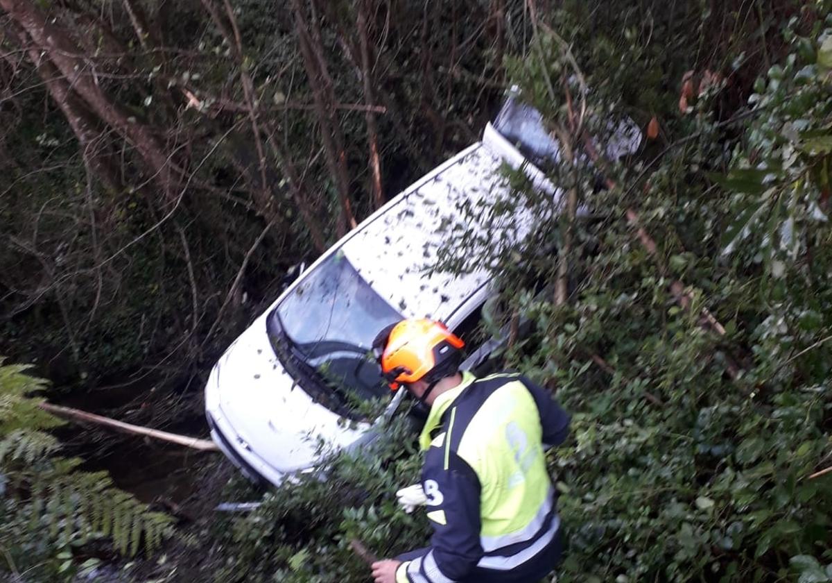 Herido tras caer con su coche por un desnivel de 6 metros en El Franco