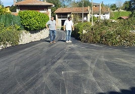 Miguel Ángel Alonso y Enrique Riestra comprueban el estado de las obras.