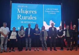 La galardonada, Lucía González (en el centro) junto con autoridades locales y del Principado.