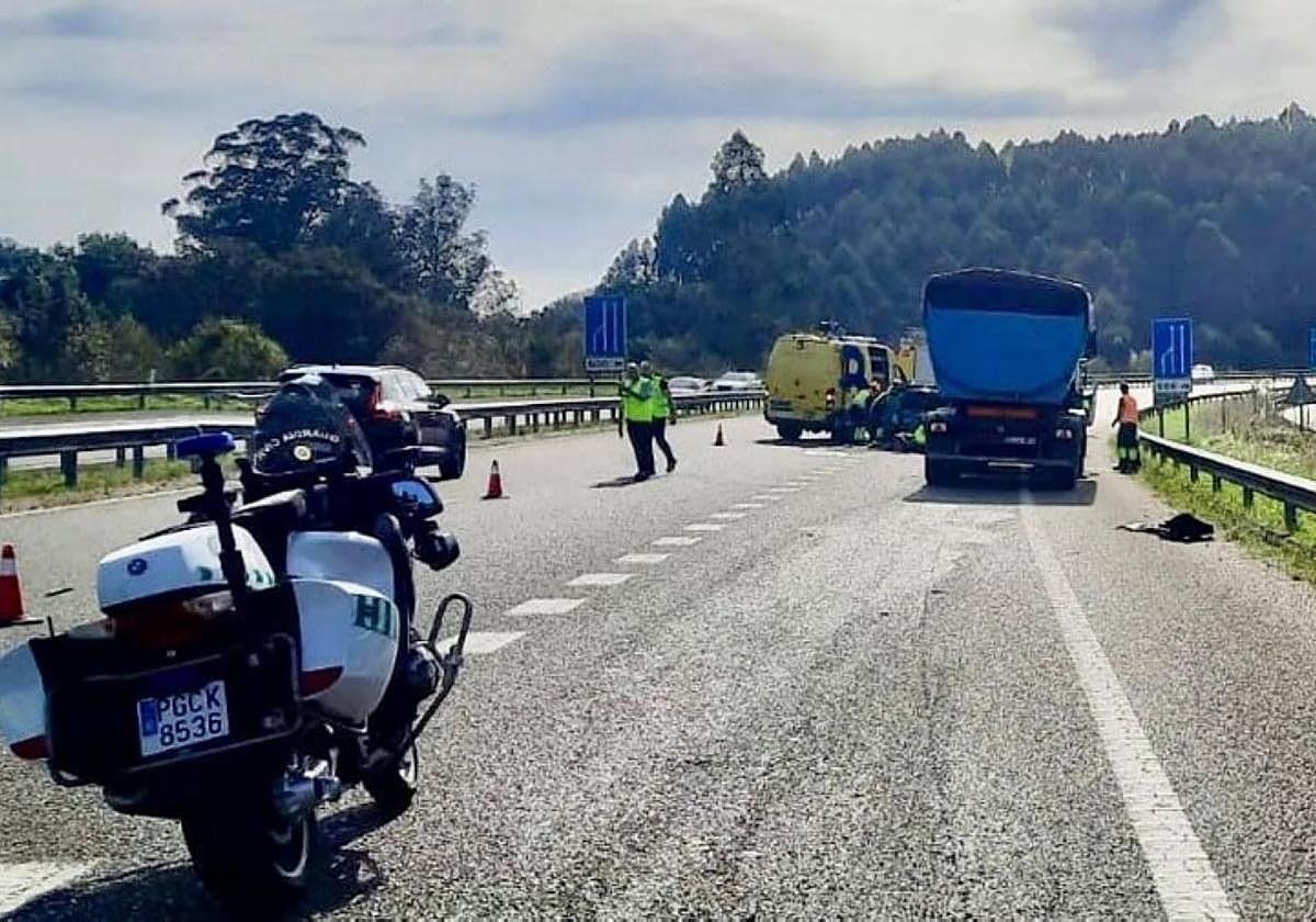 Agentes de la Guardia Civil y Bomberos, en el lugar del accidente, en la carretera AS-II.