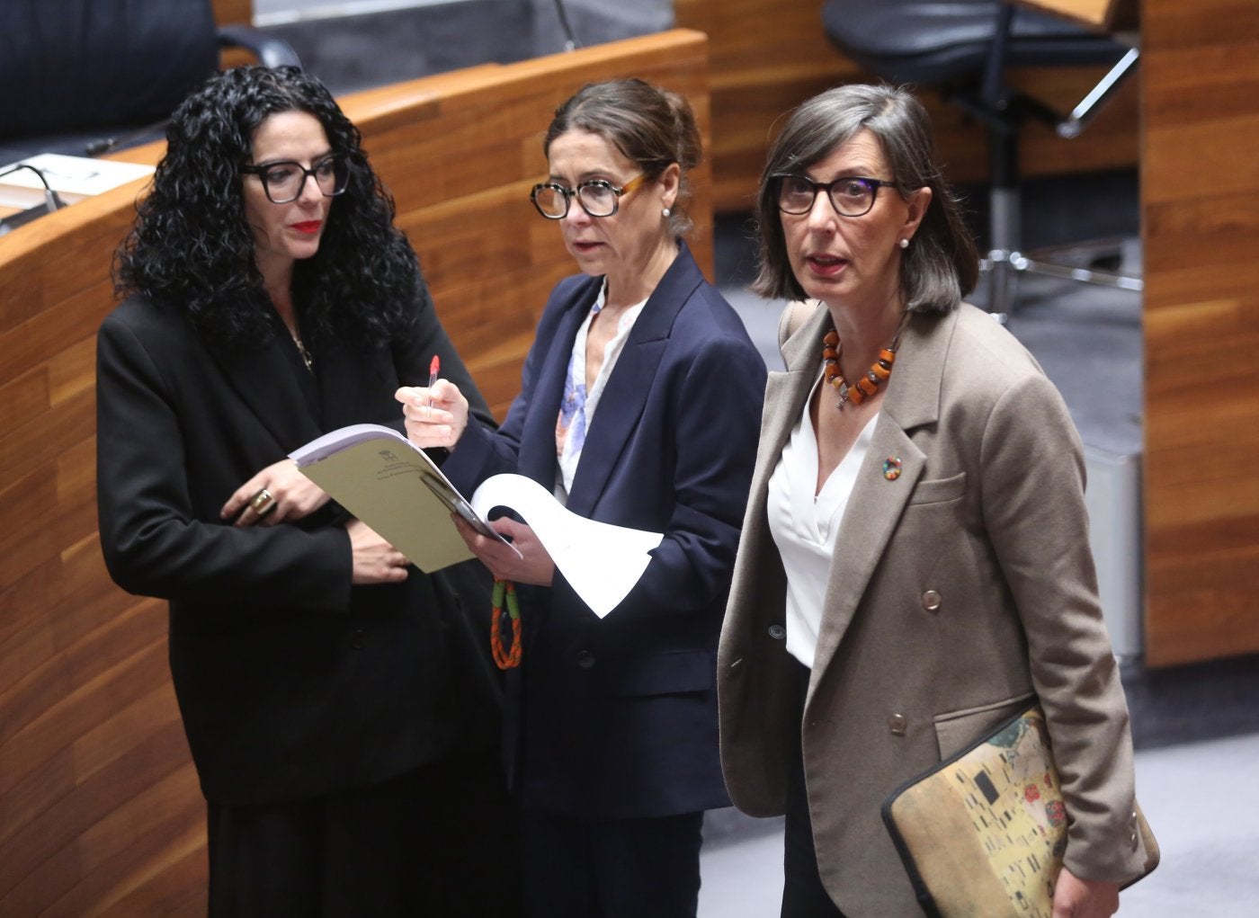 La consejera de Cultura, Vanessa Gutiérrez; la portavoz socialista, Dolores Carcedo, y la consejera de Transición Ecológica, Nieves Roqueñí.