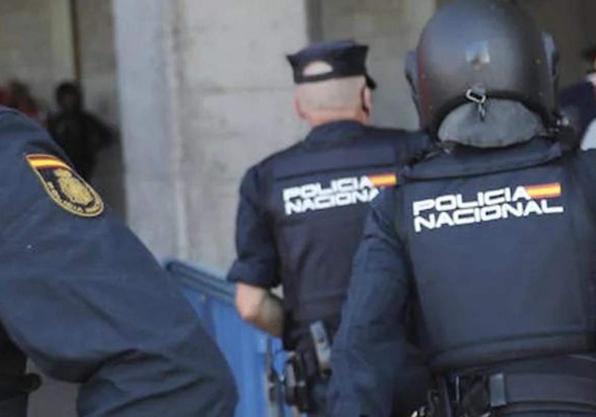 Agentes de la Policía Nacional ha detenido a un ultra del Sporting por tráfico de drogas.