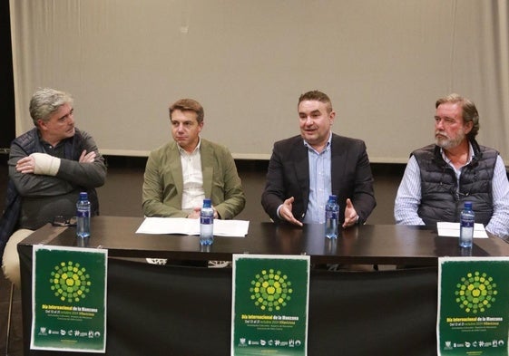 Los participantes en el coloquio, Víctor Ramos, presidente del Consejo Regulador de la DOP Sidra de Asturias; José Luis Álvarez Almeida, presidente de OTEA; el moderador Luis Benito García, director de la Cátedra de la Sidra; y Guillermo Guisasola, cosechero acogido a la DOP.