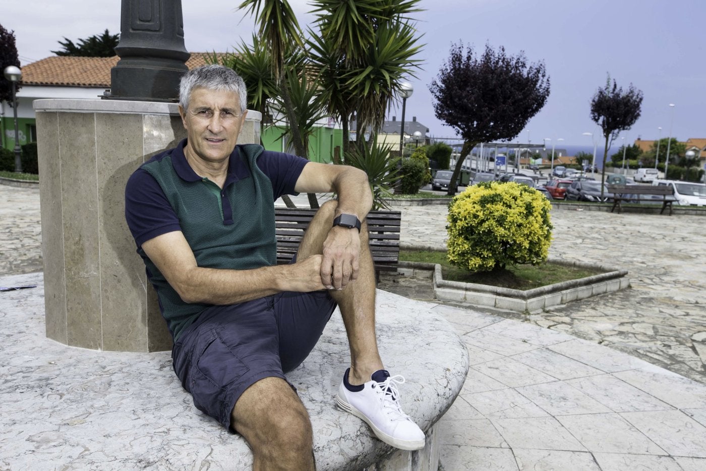 Quique Setién, quien tuvo como segundo entrenador a Éder Sarabia, preparador del Elche y próximo rival del Sporting.