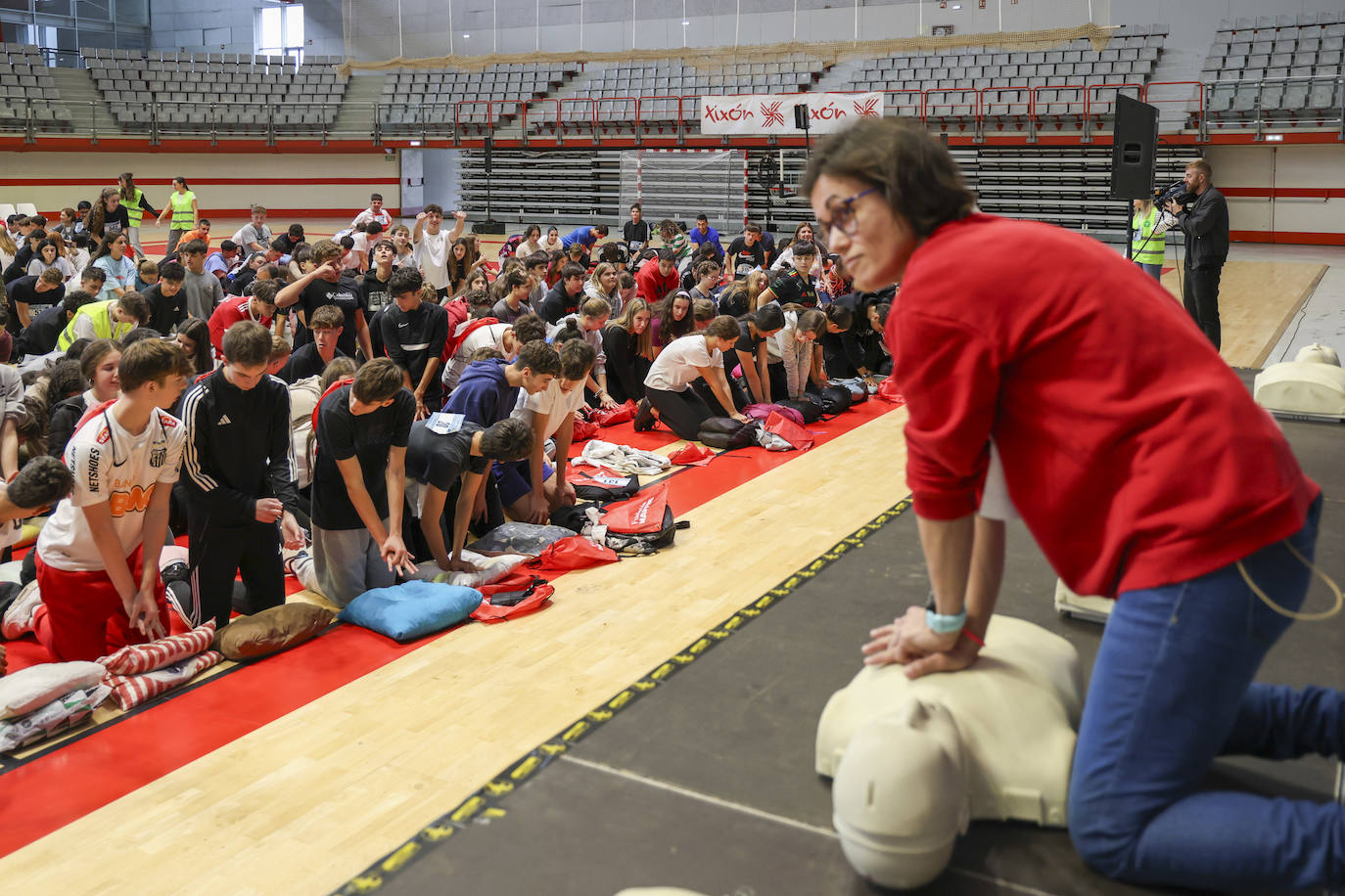 13.000 escolares baten el récord de reanimación simultánea en Gijón