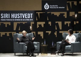 Siri Hustvedt e Inés Martín Rodrigo, sobre el escenario del Jovellanos.