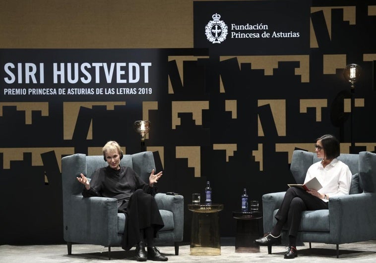 Siri Hustvedt e Inés Martín Rodrigo, sobre el escenario del Jovellanos.