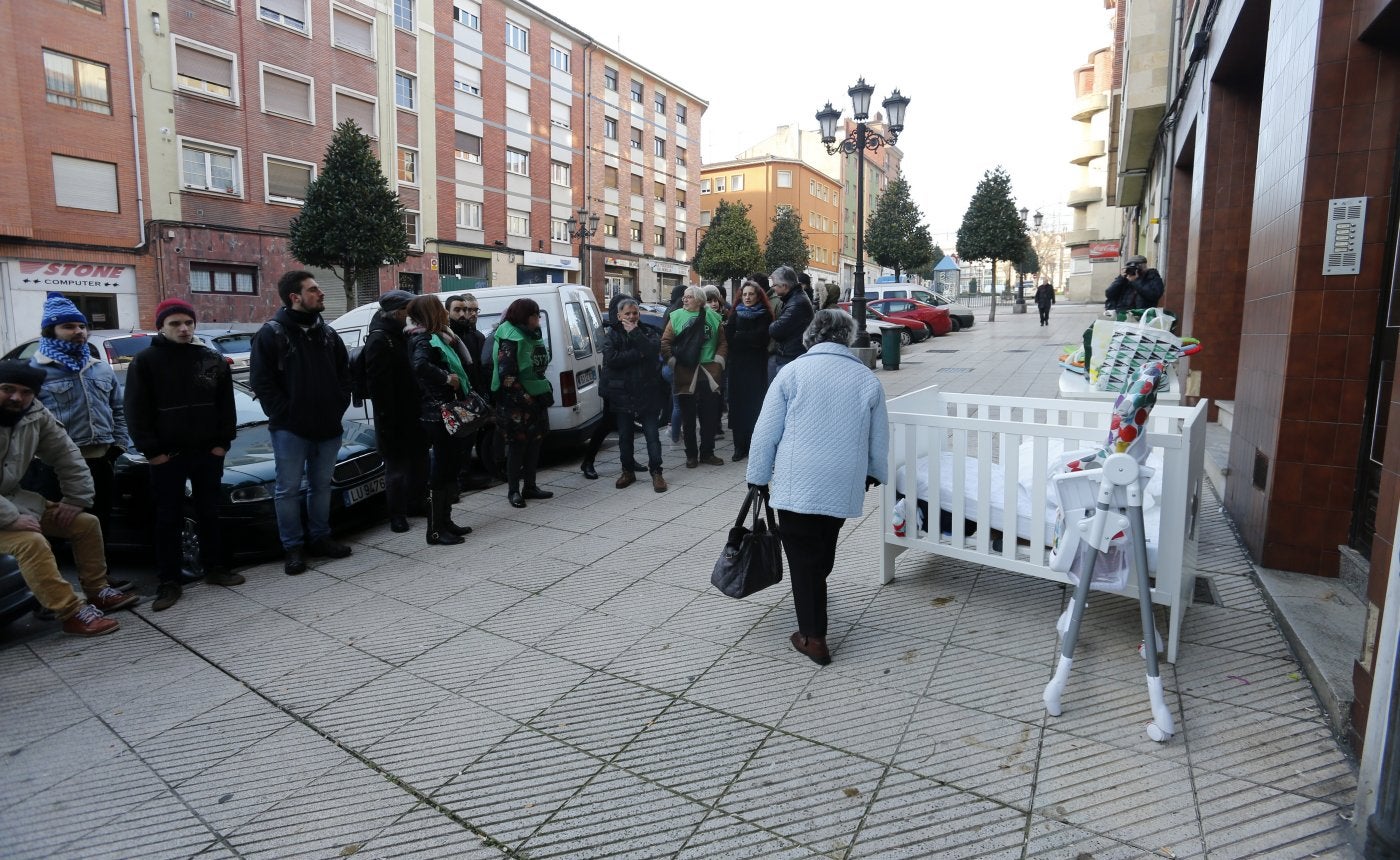 Desahucio de una familia de una vivienda en Oviedo por impago del alquiler.