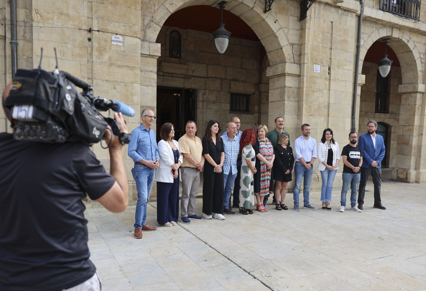 Los trece ediles del gobierno de coalición, con los líderes locales del PSOE, Luis Huerga, e IU, Juan José Fernández, el pasado verano.