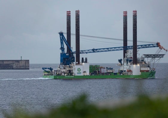 El 'Sea Challenger' saliendo esta mañana temprano de El Musel.