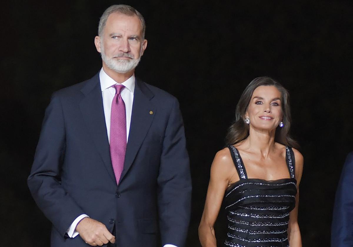 Los gestos detrás del 'manotazo' del Rey Felipe a doña Letizia
