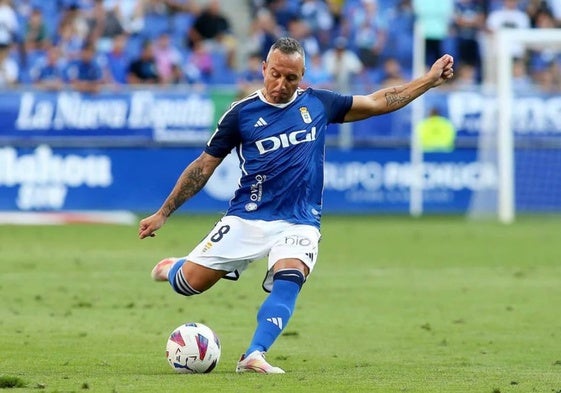 Santiago Cazorla en el estadio Carlos Tartiere de Oviedo