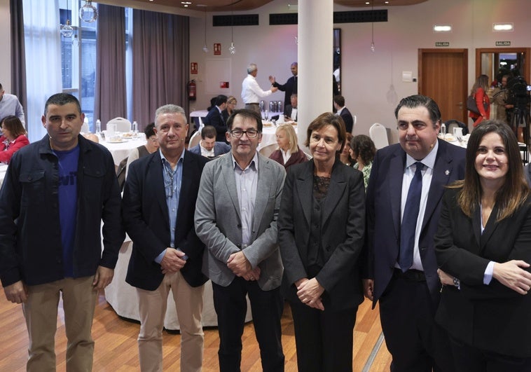 Pedro Roldán, Juan José Piniella, Ángel González, Carmen Moriyón, Pelayo Barcia y Laura Mayordomo, al inicio de la jornada.