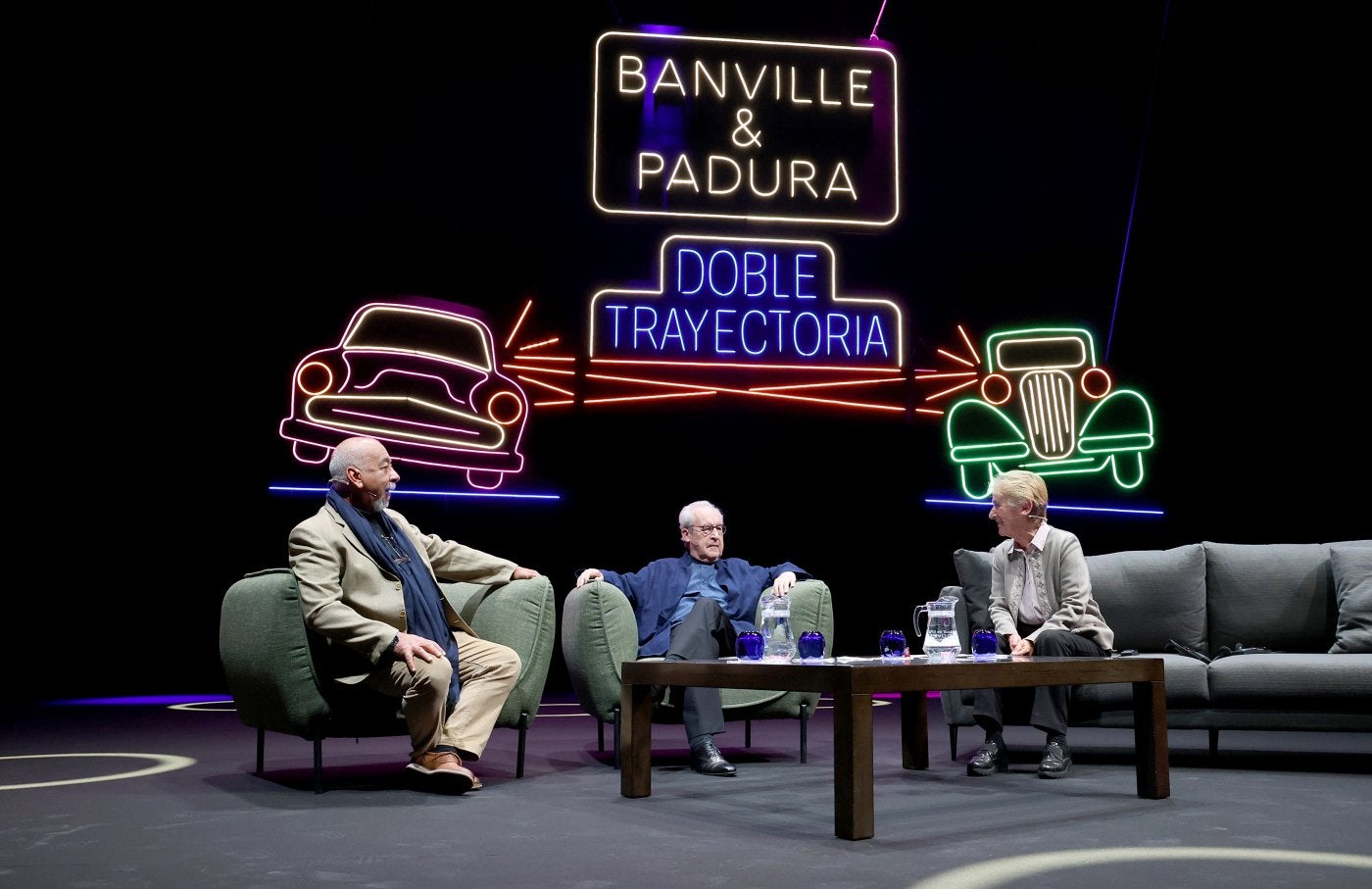 Leonardo Padura y John Banville junto a Socorro S. Lafuente, en el Auditorio de Oviedo.