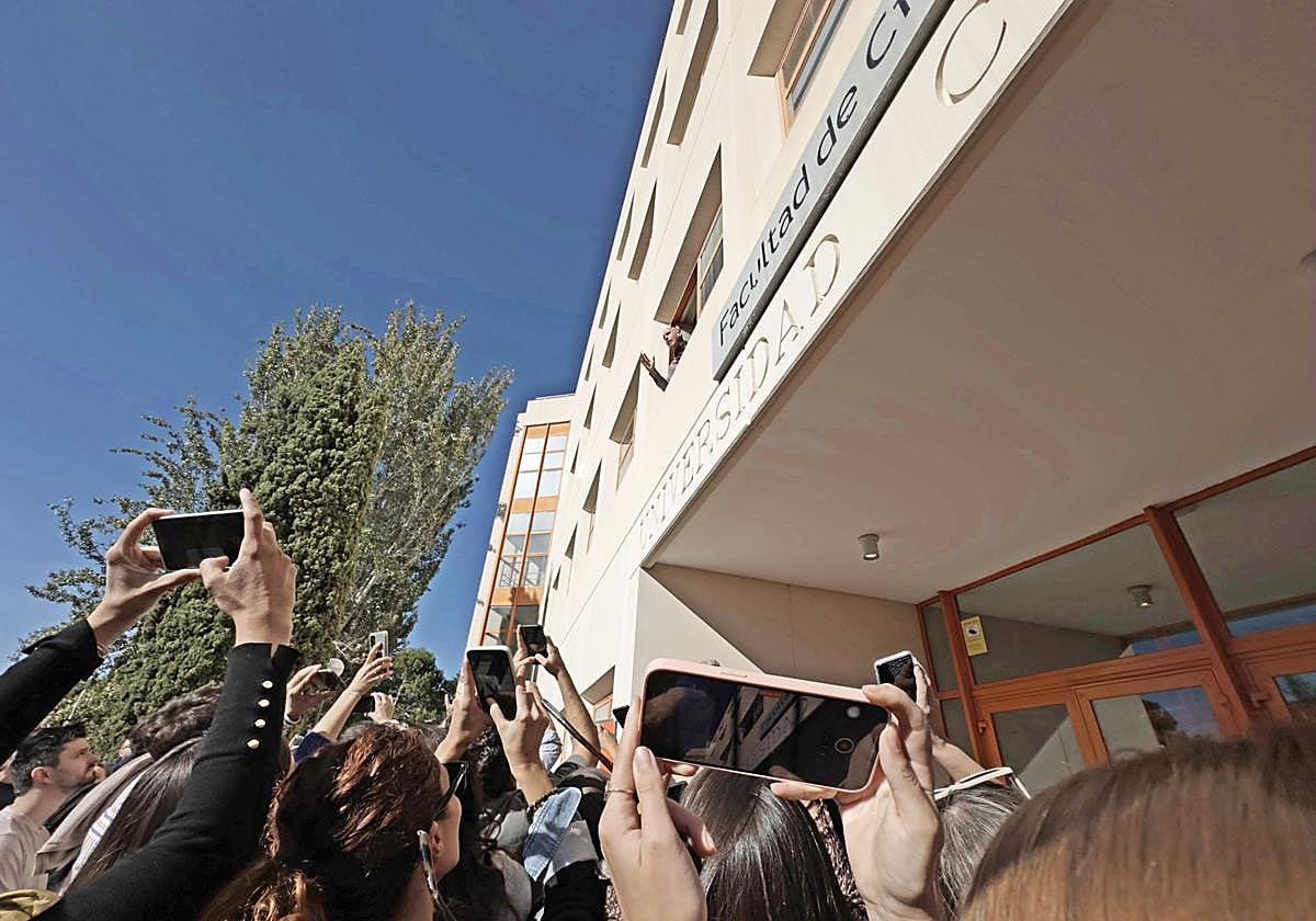 Los aspirantes al examen de RTVE, en el campus de la Complutense.