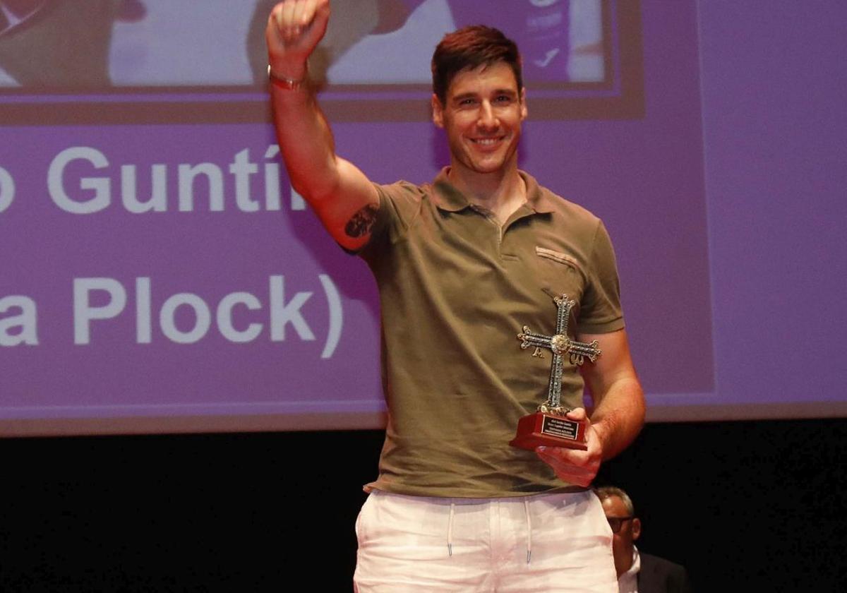 Abel Serdio, con el trofeo de mejor jugador asturiano absoluto, que recogió en la última Gala del Balonmano Asturiano.