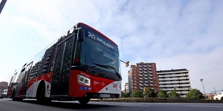 Autobús circulando en Gijón.