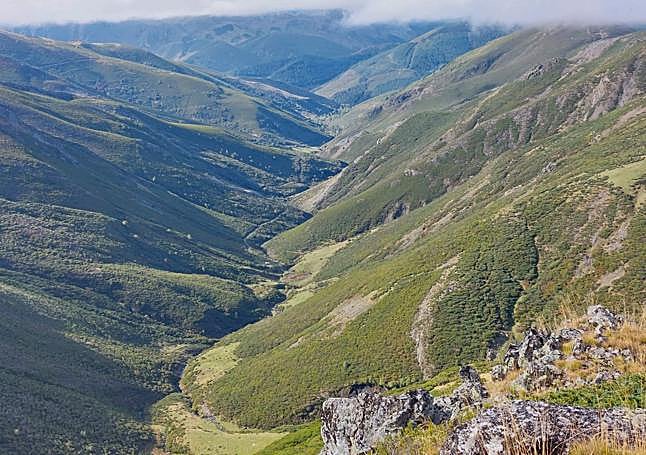 Valle que se recorre para alcanzar la cima del Estorbín. Al fondo Tonín de Arbás.