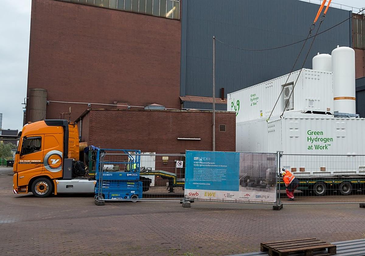 Llegada de los distintos componentes para poner en marcha la planta de electrólisis en Bremen.
