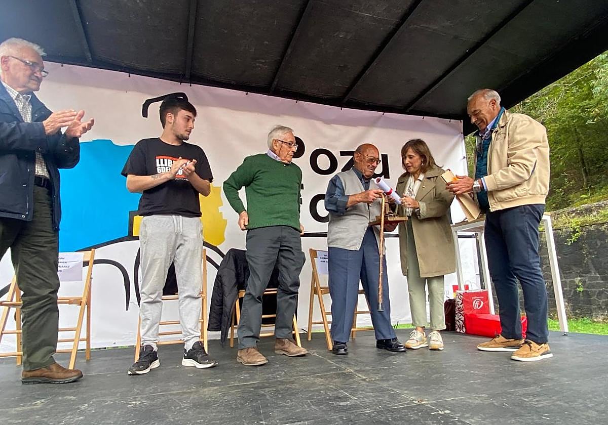 Entrega del galardón Pozu Fortuna en categoría masculina a José María Páramo 'Pin Pegarates'.