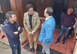 El ministro Óscar López charla con el presidente de Asturias, Adrián Barbón