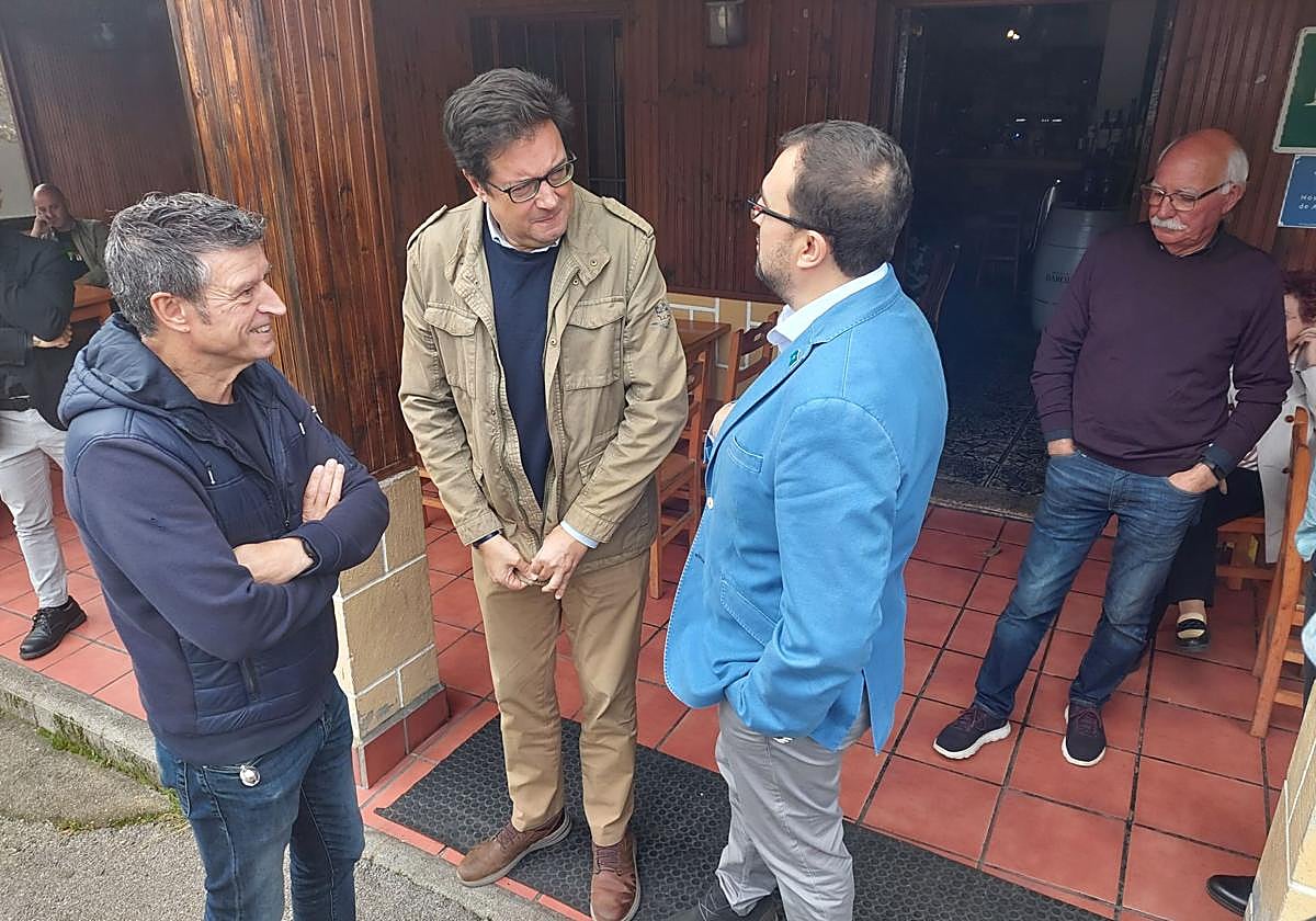 El ministro Óscar López charla con el presidente de Asturias, Adrián Barbón