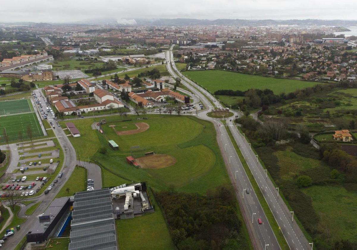 Franja de terreno adyacente a la avenida de la Pecuaria, objeto de la licitación a la que habría optado la Universidad Europea.